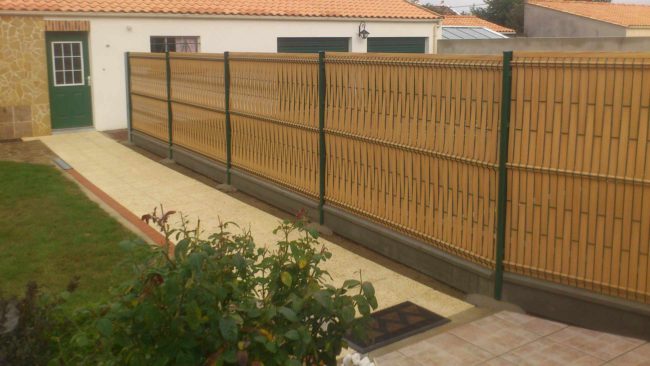 cloture pvc imitation bois barreau paysage